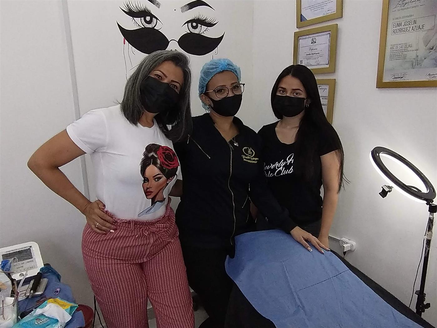 Joselín Rodríguez con alumnas en la academia