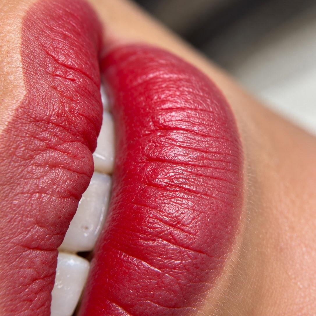 Labios micropigmentados en rojo personalizado